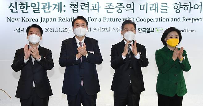 안철수 국민의당 대선 후보(왼쪽부터), 윤석열 국민의힘 대선 후보, 이재명 더불어민주당 대선 후보, 심상정 정의당 대선 후보가 지난해 11월‘2021 코라시아포럼‘ 행사 개막에 앞서 박수를 치고 있다.  국회사진기자단