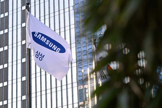 A Samsung flag flutters at the company's Seocho building in Seoul on Jan. 7. (AFP-Yonhap)