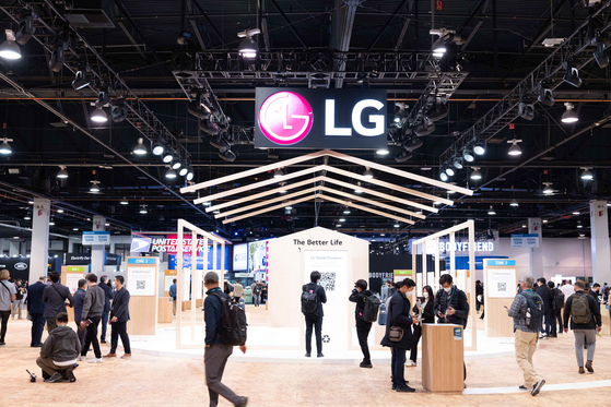 Visitors to CES 2022, which was held in Las Vegas between Jan. 5 and Jan. 7, browse LG Electronics' booth. [LG Electronics]