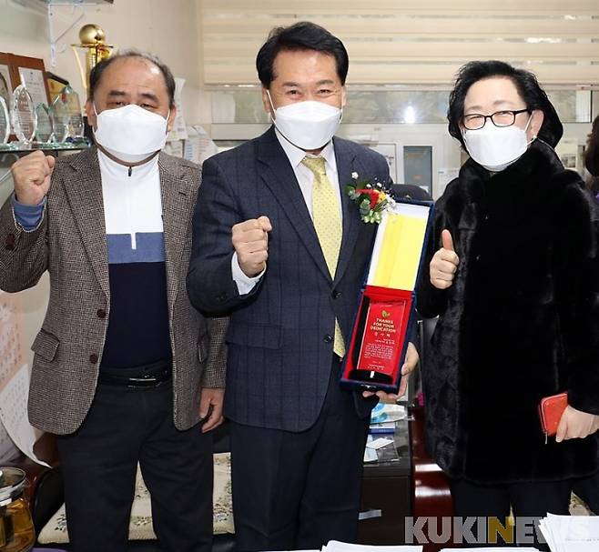 안양시의회 음경택(가운데) 의원이 19일 의원사무실에서 시민정의사회실천위원회로부터 감사패를 전달받고 있다.