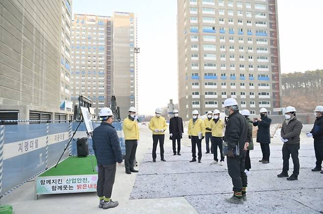 김정섭 공주시장이 지평더웰 공동주택 건설현장을 방문, 재해예방 긴급점검하고 안전사고 사전 예방을 당부했다.