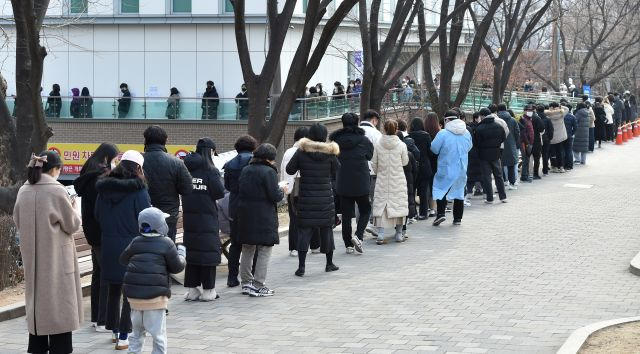 19일 대구 달서구보건소 코로나19 선별진료소에서 시민들이 진단검사를 받기 위해 줄지어 기다리고 있다. 뉴시스