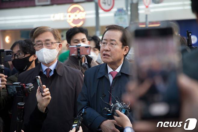 지난해 11월4일 당시 홍준표 국민의힘 대선 예비후보와 최재형 전 감사원장이 서울 홍대거리를 방문해 거리인사를 하고 있다. /사진=뉴스1