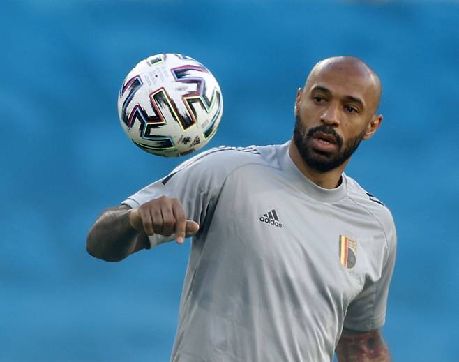 20일(한국시각) 프랑스 매체 RMC 스포츠에 따르면 지롱댕 보르도가 블라디미르 페트코비치 감독을 떠나보낼 경우에 대비해 티에리 앙리를 새 사령탑으로 고려하고 있다. 사진은 지난해 6월 벨기에 축구대표팀 수석코치로서 훈련에 참여한 앙리. /사진=로이터