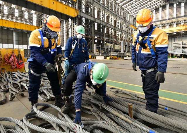 [울산=뉴시스]작업현장에서 안전점검을 벌이고 있는 현대중공업 직원들. (사진=현대중공업 제공) photo@newsis.com *재판매 및 DB 금지
