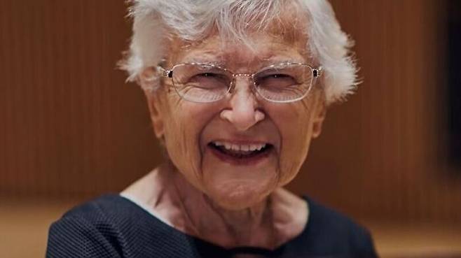 앨범 발매를 앞둔 '97세 현역' 미국 피아니스트 루스 슬렌친스카.