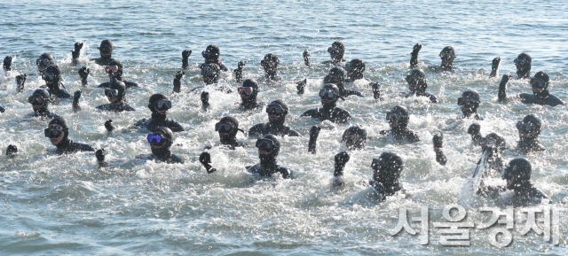 해군 해난구조전대 혹한기훈련 둘째날인 20일 심해잠수사들이 차가운 수온을 견디며 군가를 부르고 있다./사진제공=해군