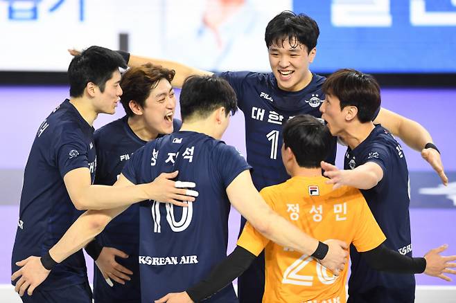대한항공 선수들이 20일 인천 계양체육관에서 열린 2021~2022시즌 V리그 남자부 KB손해보험과의 홈경기에서 득점에 성공한 뒤 기뻐하고 있다. 한국배구연맹 제공