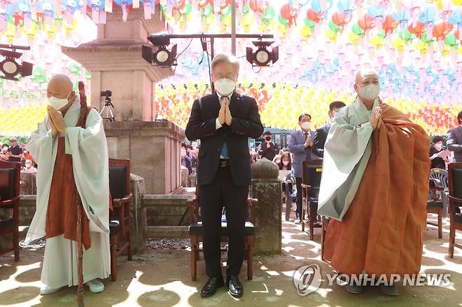 작년 5월 경기도 남양주시 봉선사를 찾은 이재명 자료사진