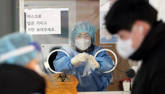 21일 오전 서울역 선별진료소에서 의료진이 코로나19 검사를 준비하고 있다. (사진=뉴스1)