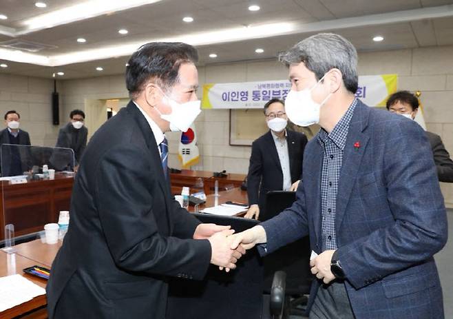 20일 최대호 안양시장(왼쪽)이 이인영 통일부 장관과 남북교류 협력 활성화에 대해 논의했다.(사진=안양시)