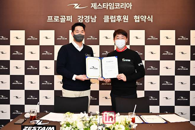 강경남(오른쪽)과 강운형 제스타임코리아 대표가 20일 서울 중구 신라호텔에서 열린 후원 협약식 뒤 협약서에 사인한 뒤 기념촬영하고 있다. (사진=제스타임코리아)
