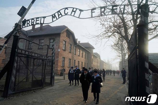 지난 2020년 1월27일 홀로코스트 생존자들이 폴란드에 위치한 나치의 아우슈비츠 수용소를 걷고 있다. 2022.01.21 © AFP=뉴스1 © News1 김민수 기자