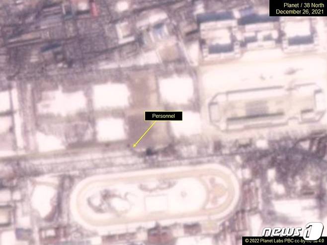 작년 12월26일 북한 평양 미림비행장 일대를 촬영한 상업용 인공위성 사진에서 열병식 준비 정황이 포착됐다. (마틴 윌리엄스 트위터) © 뉴스1