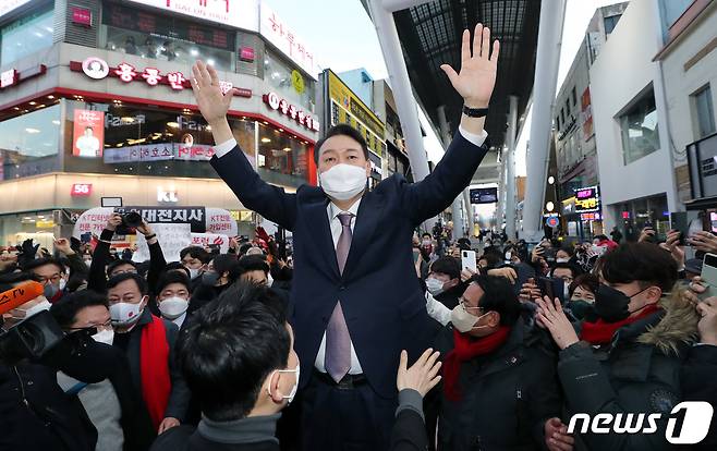 윤석열 국민의힘 대선 후보가 21일 오후 대전 동구 중앙시장을 방문해 즉석연설을 하며 손인사를 하고 있다. 2022.1.21/뉴스1 © News1 이동해 기자