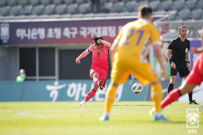 한국 축구대표팀 백승호가 21일(한국시간) 터키 안탈리아의 마르단 스타디움에서 열리고 있는 몰도바와의 친선전에서 팀의 두번째 골을 기록하고 있다.(대한축구협회 제공) 2022.1.21/뉴스1 © News1 신웅수 기자