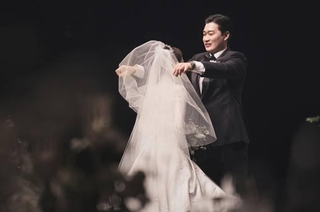 프로야구 삼성라이온즈 오승환이 21일 오후 신라호텔 다이너스티홀에서 결혼식을 올리고 있다. (스포츠인텔리전스그룹 제공) © 뉴스1