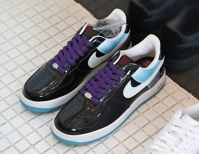 나이키와 소니의 플레이스테이션이 협업해서 제작된 ‘나이키 에어포스1 로우 플레이스테이션’ 샘플 모델 전세계 12족 밖에 없다.