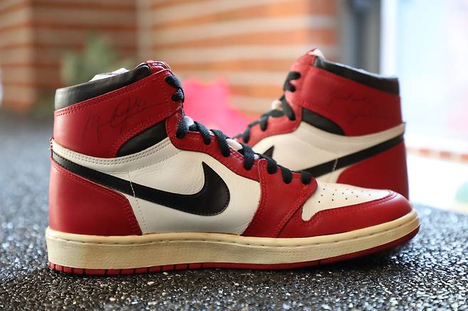 1985년 발매된 에어 조던1 시카고의 모습. 마이클 조던 친필 사인의 모습이 보인다.