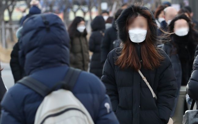 전국 대부분 지역에 한파특보가 발효된 지난해 12월 27일 오전 서울 광화문 네거리에서 시민들이 발걸음을 재촉하고 있다. ⓒ데일리안 류영주 기자