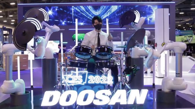 CES2022의 두산그룹 전시관에서 두산로보틱스가 제작한 협동로봇을 활용한 드럼 연주가 펼쳐졌다.