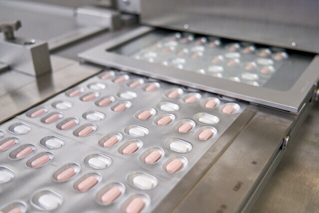 미국 제약사 화이자가 개발한 먹는 코로나19 치료 알약 ‘팍스로비드’. AFP 연합뉴스