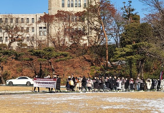 20일 고려대 총학생회 측이 등록금심의위원회를 규탄하는 기자회견을 연 뒤 고려대학교 본관을 향해 행진하고 있다. 최서인 기자