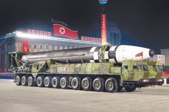 북한은 지난 2020년 10월 10일 노동당 창건 75주년 기념 열병식에서 화성-17형 대륙간탄도미사일(ICBM)을 공개했다. 이날 공개된 신형 ICBM은 화성-15형이 실렸던 9축(18바퀴) 이동식 발사차량(TEL)보다 길어진 11축(바퀴 22개)에 실려 마지막 순서로 공개됐다. 뉴스1