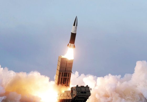 북한이 17일 발사한 단거리 탄도미사일 발사체인 '북한판 에이태큼스'(KN-24). [조선중앙TV 화면]