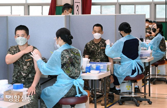 경기 고양시 육군 9사단(백마부대)에서 장병들이 백신을 맞고 있다. ｜국회사진기자단