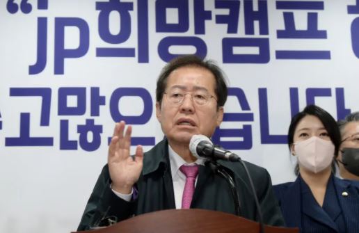 People Power Party lawmaker Hong Joon-pyo gives his greetings at a ceremony officially disbanding JP Hope Camp at BNB Tower in Yeouido, Yeongdeungpo-gu, Seoul on the morning of November 8, 2021. National Assembly press photographers