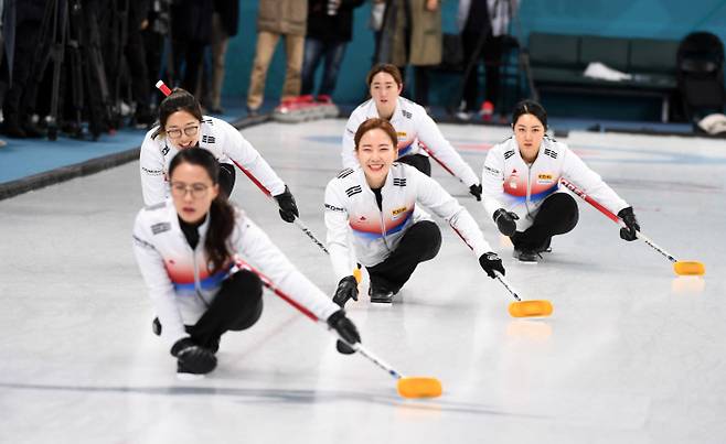 한국 여자 컬링 대표팀 선수들이 21일 강릉컬링센터에서 열린 동계올림픽 미디어데이 행사에서 단체로 스톤을 던지고 있다. 강릉 | 연합뉴스