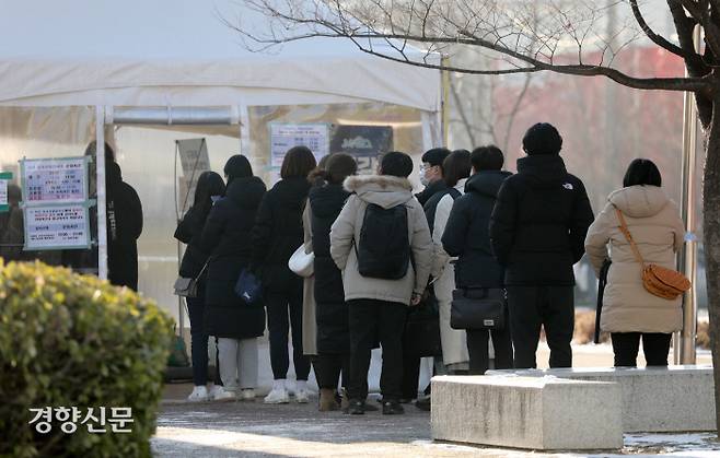 서강대역사 광장에 마련된 서울 마포구 코로나19 임시선별검사소를 찾은 시민들이 21일 검사 순서를 기다리고 있다. /김영민 기자
