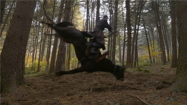 A screenshot of the problematic scene with the horse from the 7th episode of the period drama “The King of Tears, Lee Bang-won.” (KBS)