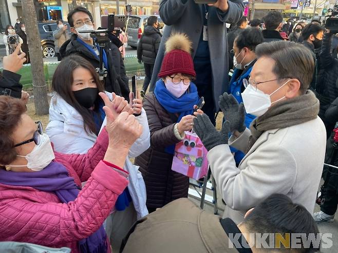 이재명 더불어민주당 대선 후보가 21일 서울 마포구 연남동 거리를 걸으며 시민들을 만났다.   사진=김은빈 기자
