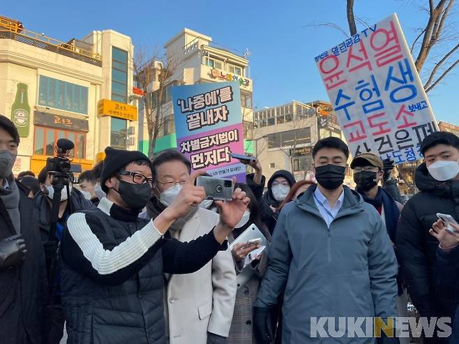 이재명 더불어민주당 대선 후보가 21일 서울 마포구 연남동 거리에서 시민을 만나 사진을 찍고 있다.   사진=김은빈 기자