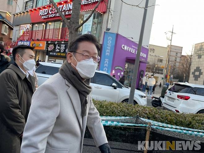 이재명 더불어민주당 대선 후보가 21일 서울 마포구 연남동 거리에서 시민들을 만났다.   사진=김은빈 기자