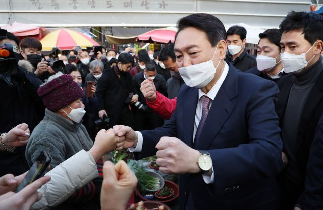 국민의힘 윤석열 대선 후보가 21일 대전 동구 중앙시장을 방문해 지지자들과 인사하고 있다. 연합뉴스