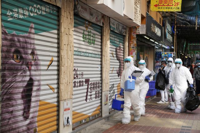 홍콩에서 보호장비를 착용한 야생동물 관리관이 거리를 걷고 있다. 로이터 연합뉴스