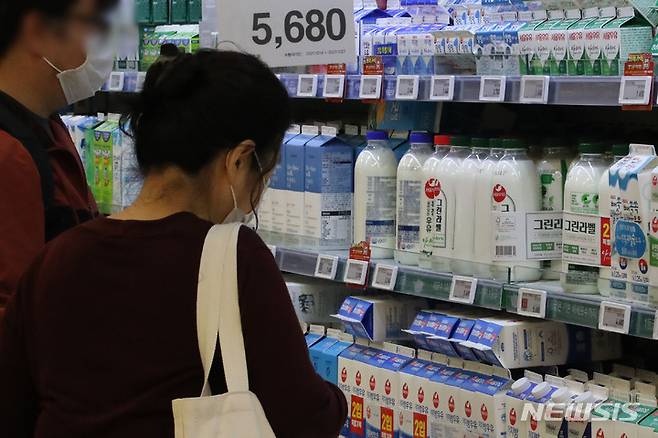 [서울=뉴시스] 권창회 기자 =14일 서울의 한 대형마트에서 시민들이 우유를 고르고 있다. 2021.10.14. kch0523@newsis.com