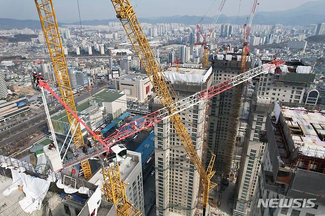 [광주=뉴시스] 광주 서구 화정동 현대산업개발 신축 아파트 붕괴 사고 11일째인 21일 오전 구조당국 등이 사고로 휘어진 크레인 상층부 해체 작업을 하고 있다. (사진=광주소방안전본부 제공). photo@newsis.com *재판매 및 DB 금지