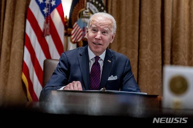 [워싱턴DC(미국)=AP/뉴시스]20일(현지시간) 미국 워싱턴DC의 백악관 사무실에서 조 바이든 대통령이 사회 인프라 법안 논의를 위해 관련 태스크포스 멤버들과 만나고 있다. 2022.01.21.