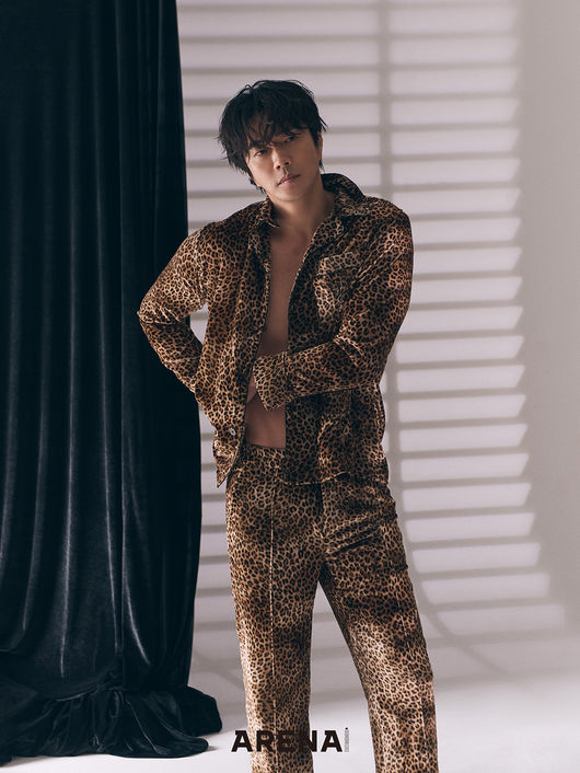 Actor Kwon Sang-woo showed deep affection for acting.The picture released by the fashion magazine Arena on the 21st shows a comfortable and natural Kwon Sang-woo.In a request to show a languid expression, Kwon Sang-woo soon changed the atmosphere with a relaxed gesture and expression, revealing the aspect of a veteran actor.The costume made use of Leopard suits, sleeveless T-shirts, leather pants, and other difficult things to digest easily, creating an image contrasting with a relaxed atmosphere.In an interview after shooting, Kwon Sang-woo said, I have tried not to let go of the act acting. He expressed his affection and philosophy for acting.Furthermore, he said, I think speed is the most important thing in Action.It is not a dynamic appearance by adjusting the frame of the camera, but a sense of speed of gestures must be alive to complete the Action that meets the needs of the audience. He also said the philosophy of acting with speed and hitting feeling.Although he has been a multitude of Action films that he can see as an Action star, what Kwon Sang-woo wants is flexibility. I want to hear that he is flexible in various genres.In fact, that is the most I want to hear. He expressed his desire to be recognized as an actor who is good at comedy, melody and Action.arena