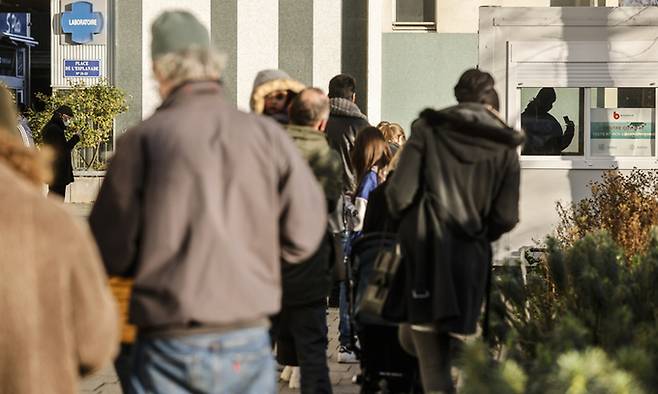 지난 11일(현지시간) 프랑스 스트라스부르의 한 코로나19 검사소에서 시민들이 검사 순서를 기다리고 있다. 스트라스부르루=AP뉴시스