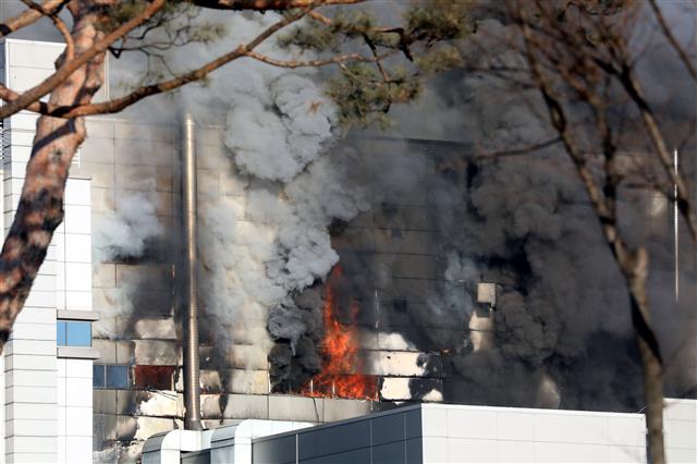 불타는 이차전지 공장 - 21일 오후 3시쯤 충북 청주시 청원구 오창읍 한 이차전지 공장에서 불이 나 소방당국이 진화작업을 벌이고 있다. 현재 3명이 구조 또는 자력대피 했고, 1명은 고립된 것으로 전해졌다. 2022.1.21 뉴스1