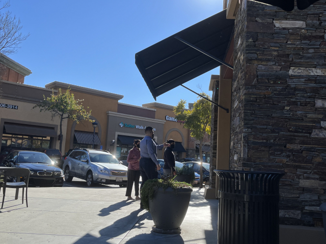 20일(현지 시간) 미국 캘리포니아 산타클라라에 있는 프랜차이즈 커피 체인점 피츠 커피가 영업 시간을 단축하자 헛걸음을 한 시민들이 돌아가고 있다. /실리콘밸리=정혜진 특파원