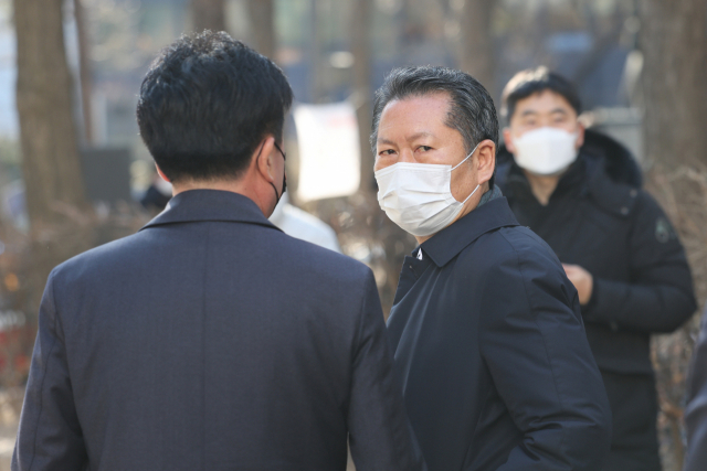 정청래 더불어민주당 의원이 21일 조계사에 들어가지 못하고 발걸음을 돌리고 있다. / 연합뉴스