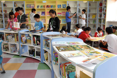 ⓒ시사IN 조남진 경남 하북초등학교 학생들은 학교 도서관에 소장된 영어책 4700여 권을 자유롭게 열람하고 빌릴 수 있다.