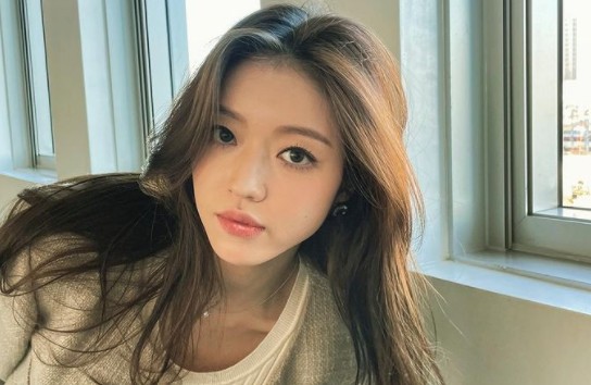 YooA of group OH MY GIRL boasted a doll-like visual.On the afternoon of the 21st, YooA posted a picture on his instagram without any phrase.In the photo, YooA took a picture in the room with a window. He hung his long hair and stared at the camera with clear eyes.He also showed off his distinctive features, like a small face and doll. The netizens showed affection with heart emoticons.On the other hand, YooA recently appeared in the Channel A entertainment program I Trust Only and Follow the Urban Fisherman Season 3.