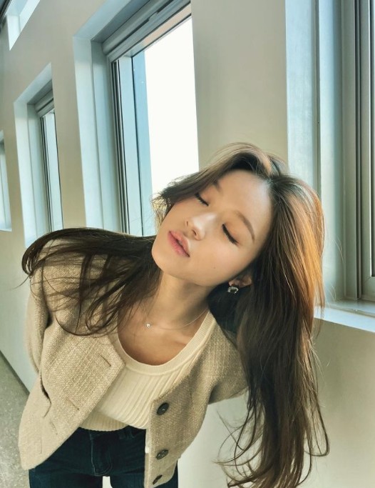 YooA of group OH MY GIRL boasted a doll-like visual.On the afternoon of the 21st, YooA posted a picture on his instagram without any phrase.In the photo, YooA took a picture in the room with a window. He hung his long hair and stared at the camera with clear eyes.He also showed off his distinctive features, like a small face and doll. The netizens showed affection with heart emoticons.On the other hand, YooA recently appeared in the Channel A entertainment program I Trust Only and Follow the Urban Fisherman Season 3.